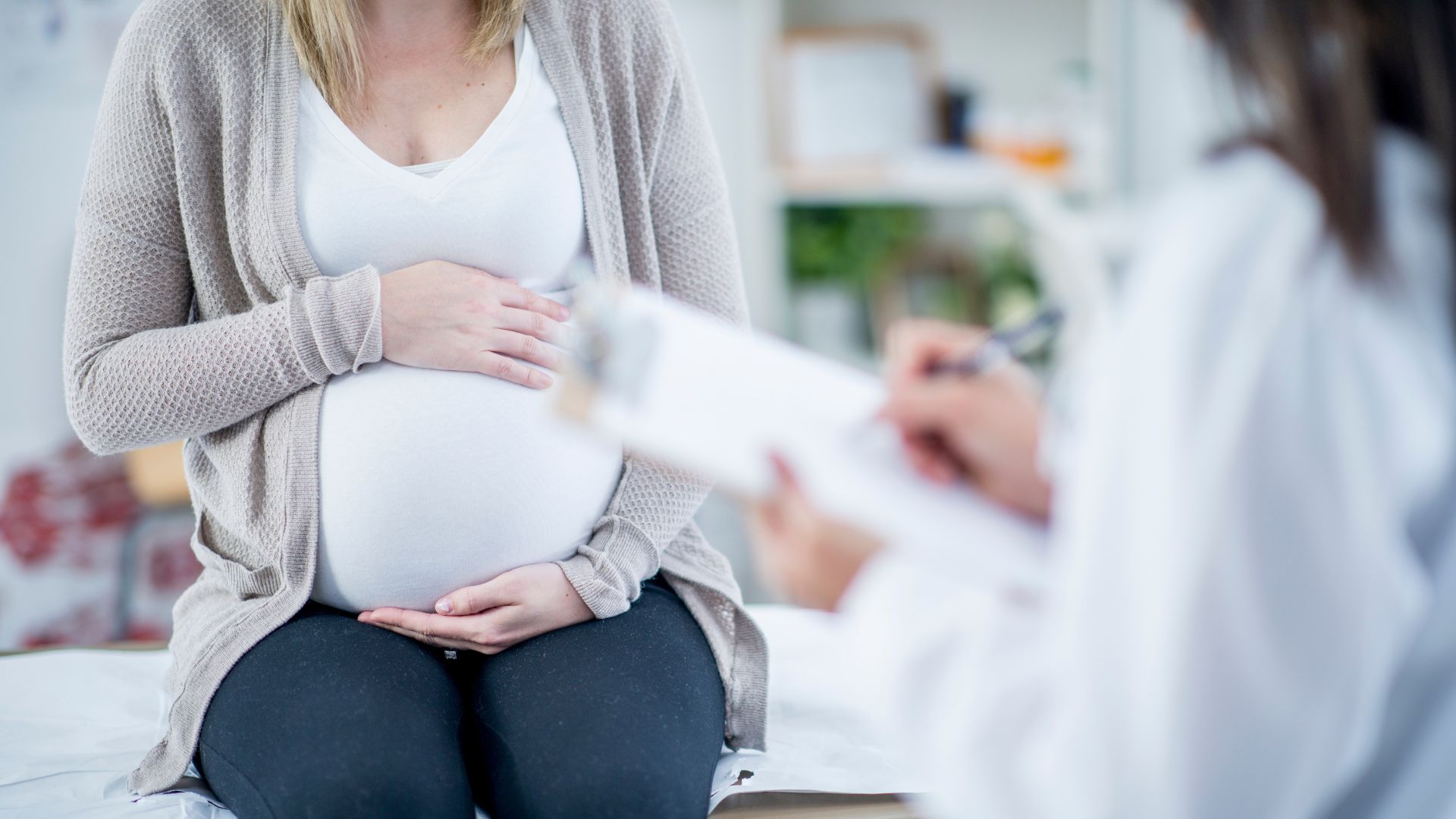 ¿Me puedo quedar embarazada después de llevar un año sin la regla? Menopausia, amenorrea y opciones reales para lograr un embarazo